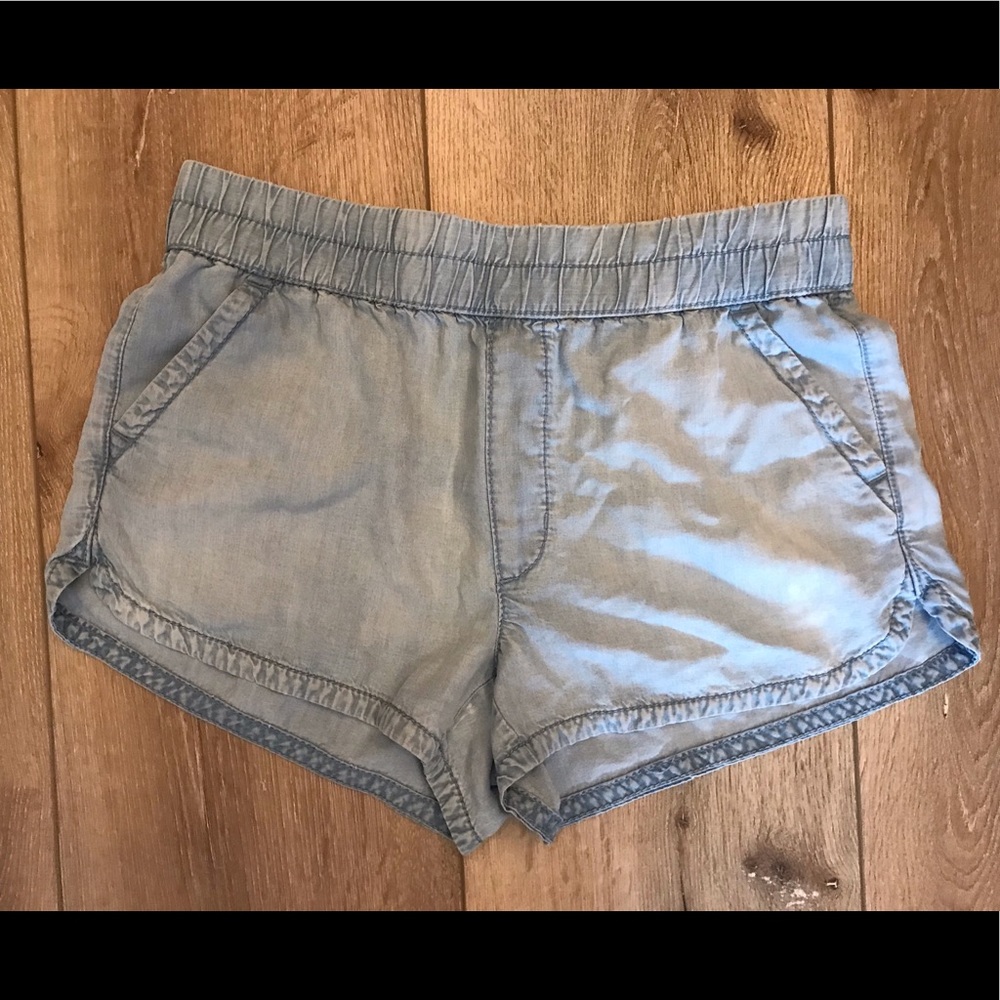 Like new American Eagle light Chambray shorts.